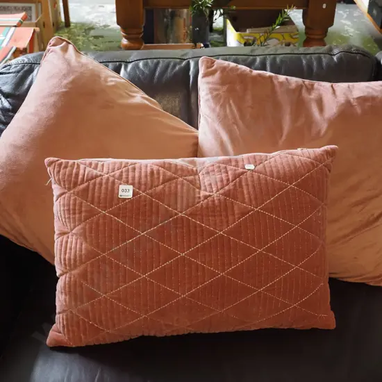 3x cushions