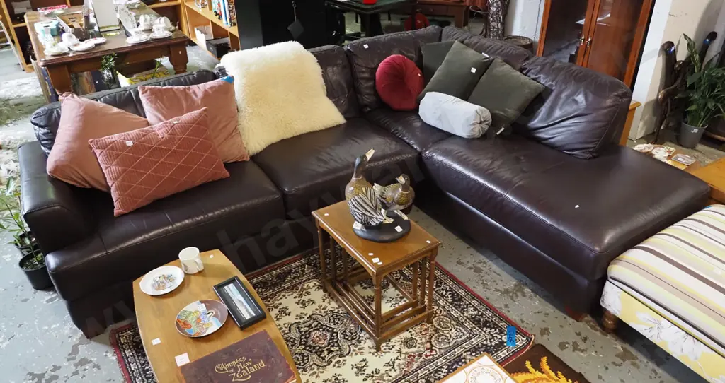red/brown leather corner 2 piece lounge suite H-900 W-2900 D-2150 Image 1++