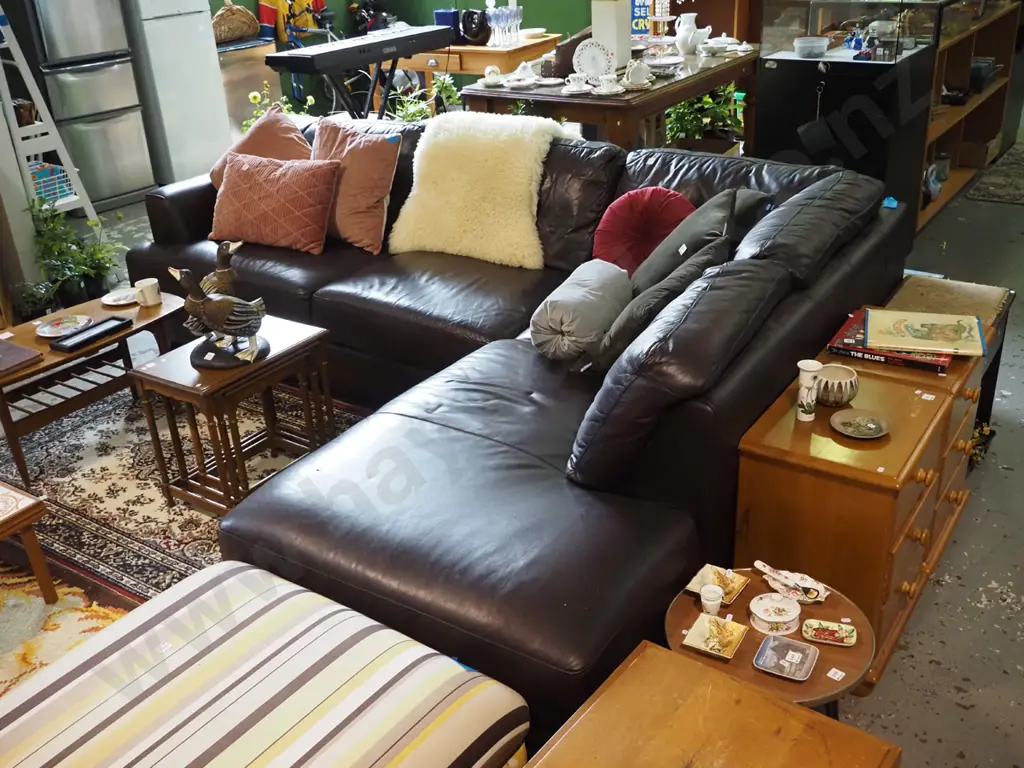 red/brown leather corner 2 piece lounge suite H-900 W-2900 D-2150 Image 1++