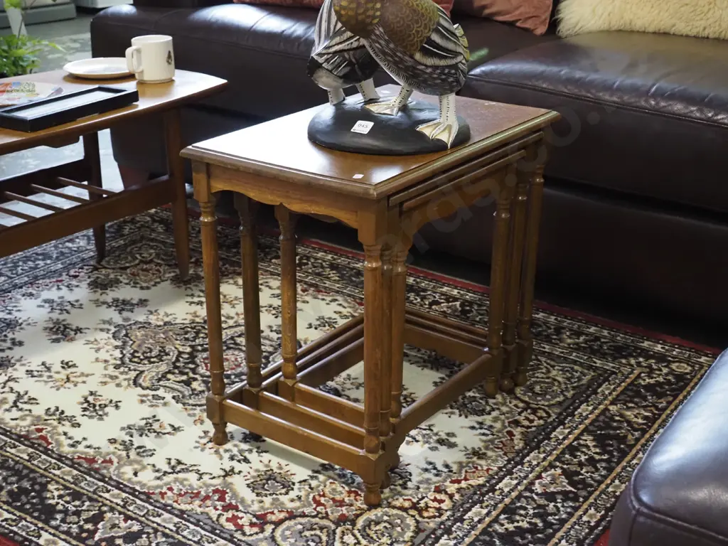 oak nest of 3 tables H-490 Image 1++