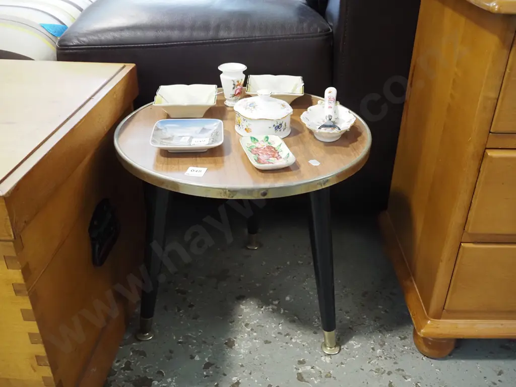 formica top circular end table Image 1++