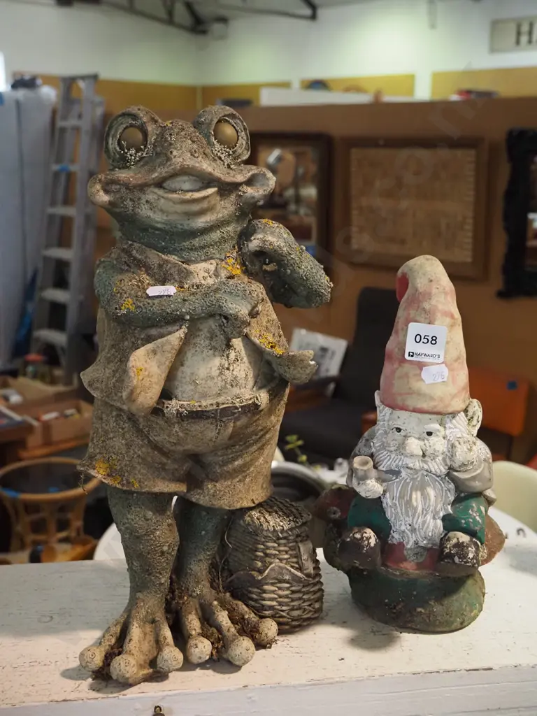 2x composite garden ornaments Image 1++