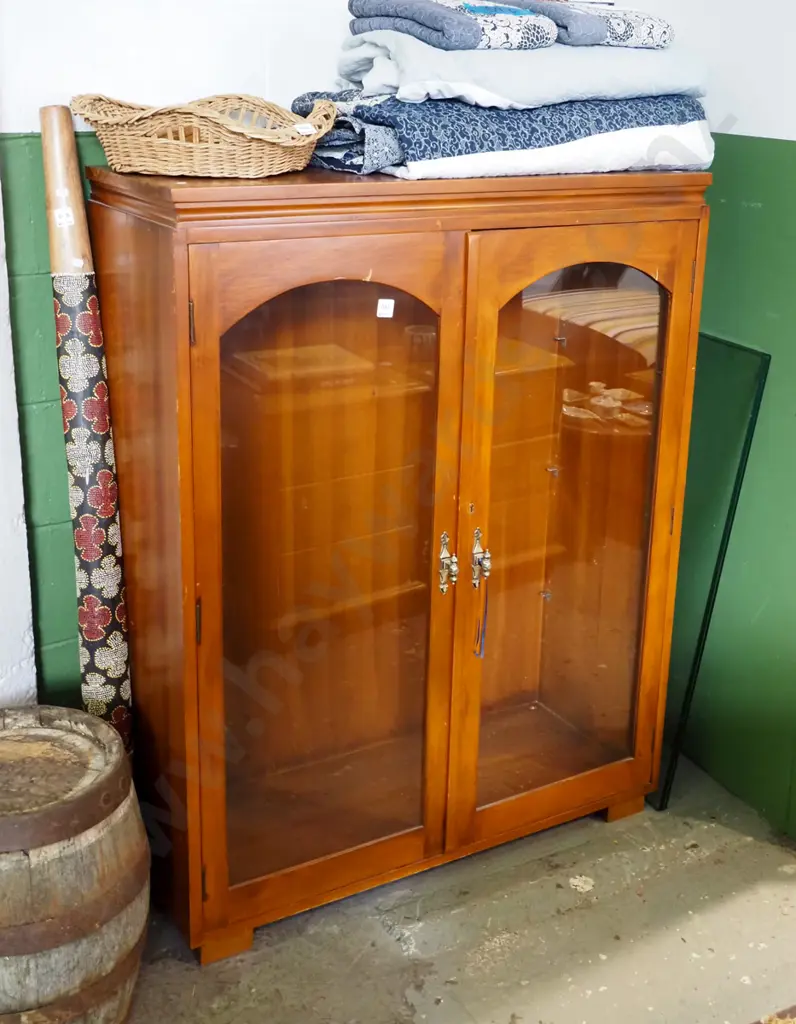 solid wood 2 door display cabinet H-1170 W-910 D355 Image 1++