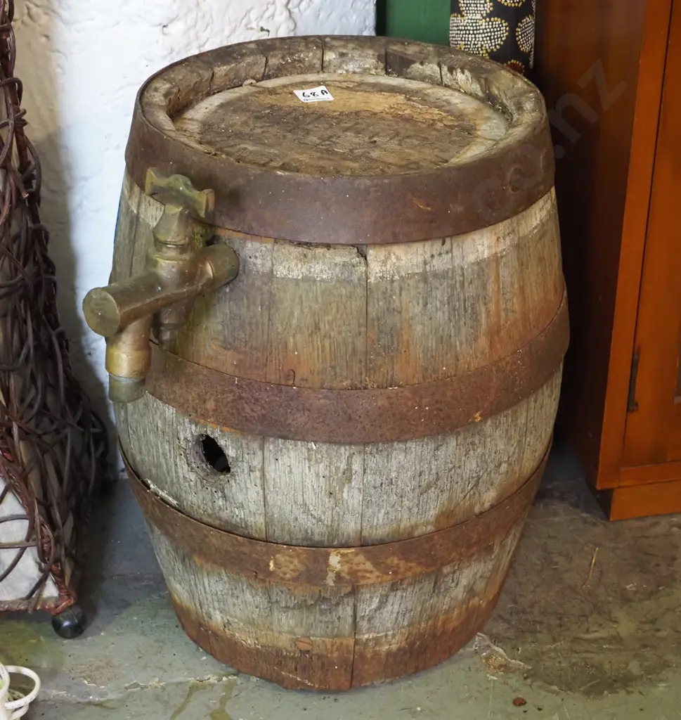 vintage Speights Dunedin barrel with heavy brass spiggot H-430 Image 1++