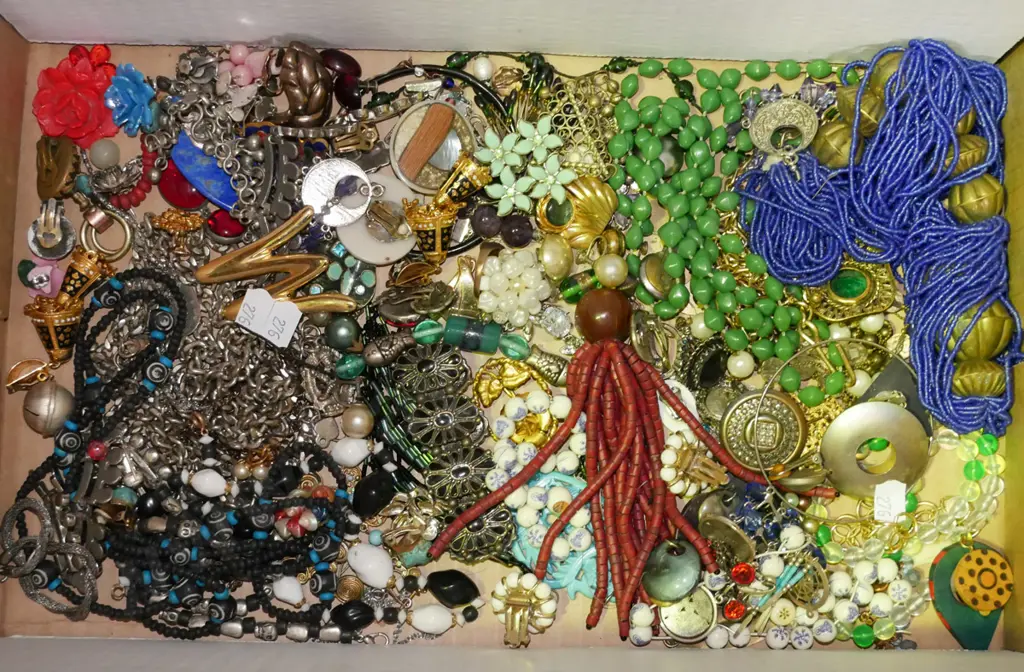 box of costume jewellery Image 1++