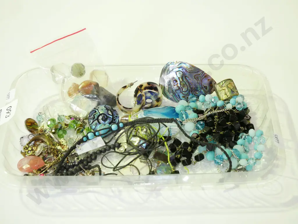 tray of costume jewellery Image 1++