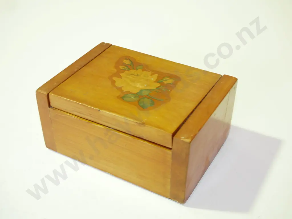 wooden trinket box with various Girl Guides, Brownies and other badges Image 1++