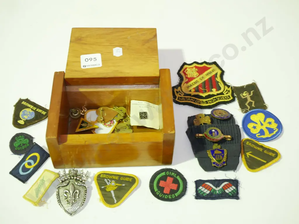wooden trinket box with various Girl Guides, Brownies and other badges Image 1++
