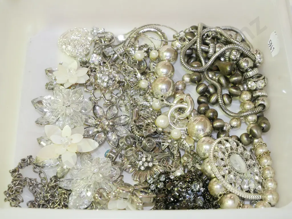 tray of costume jewellery Image 1++