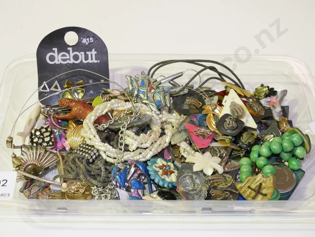 tray of costume jewellery Image 1++