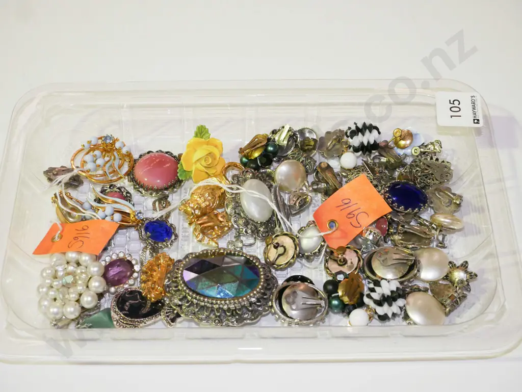 tray of costume jewellery Image 1++