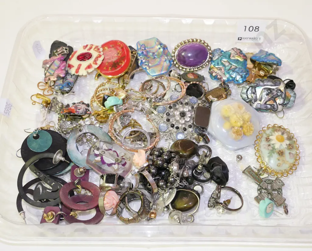 tray of costume jewellery Image 1++