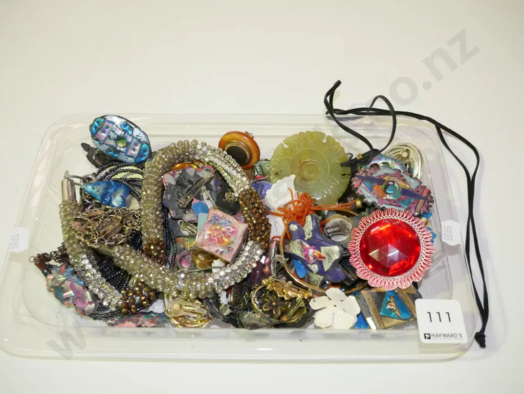 tray of costume jewellery Image 1++