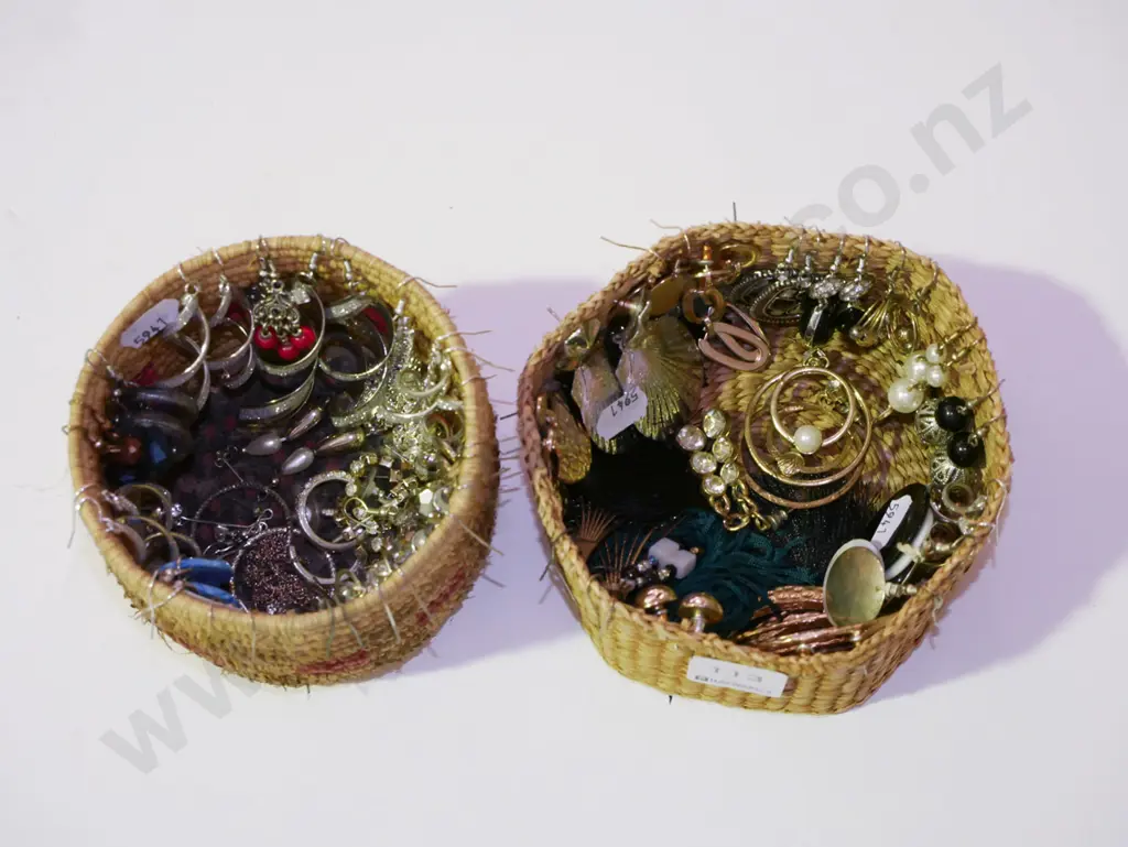 2x costume jewellery Image 1++