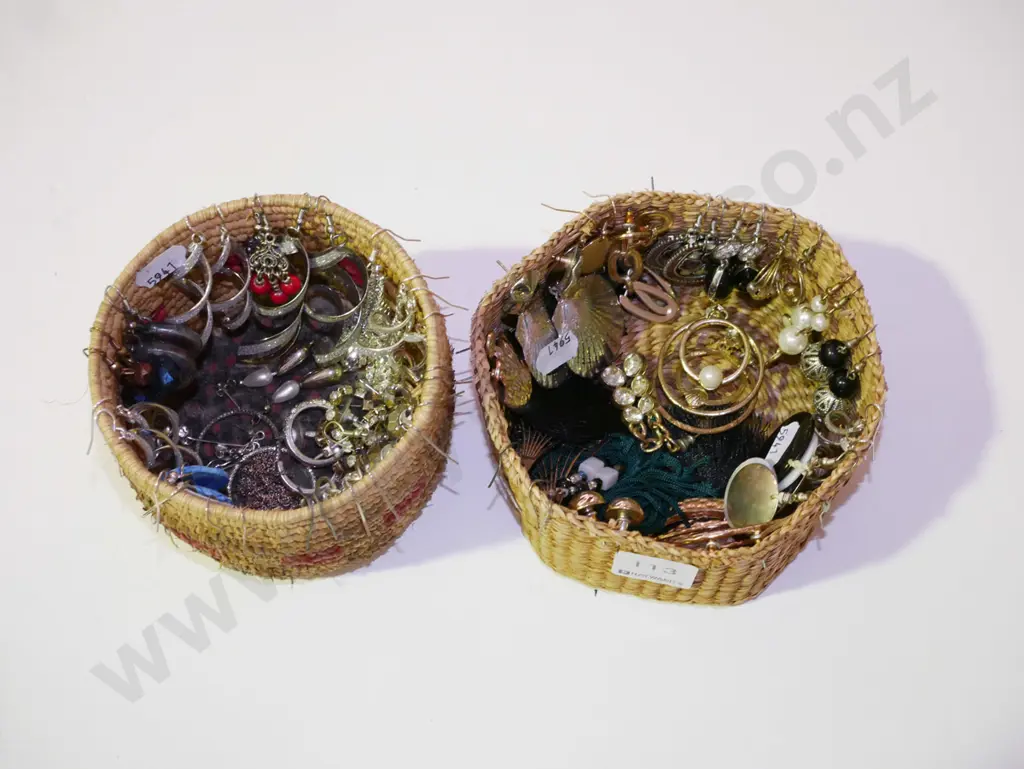 2x costume jewellery Image 1++