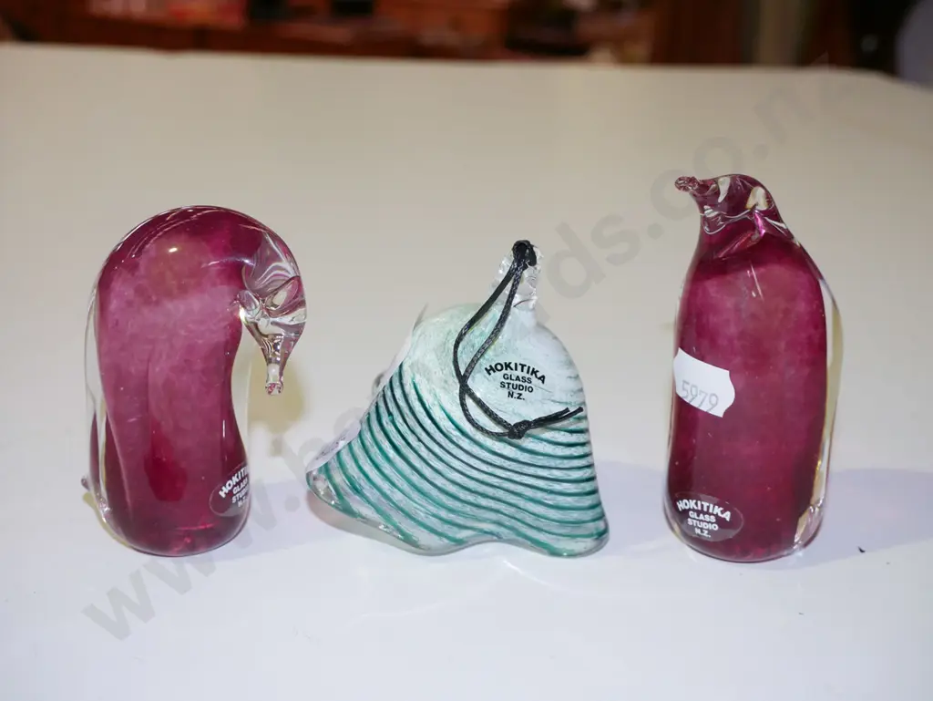 Hokitika glass bell, 2x glass penguins Image 1++