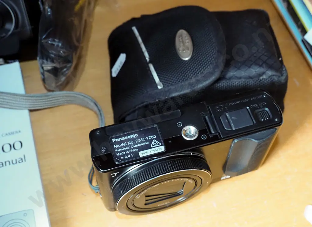 2 compact digital cameras - Nikon Coolpix with box and accessories and a Panasonic Lumix Image 1++