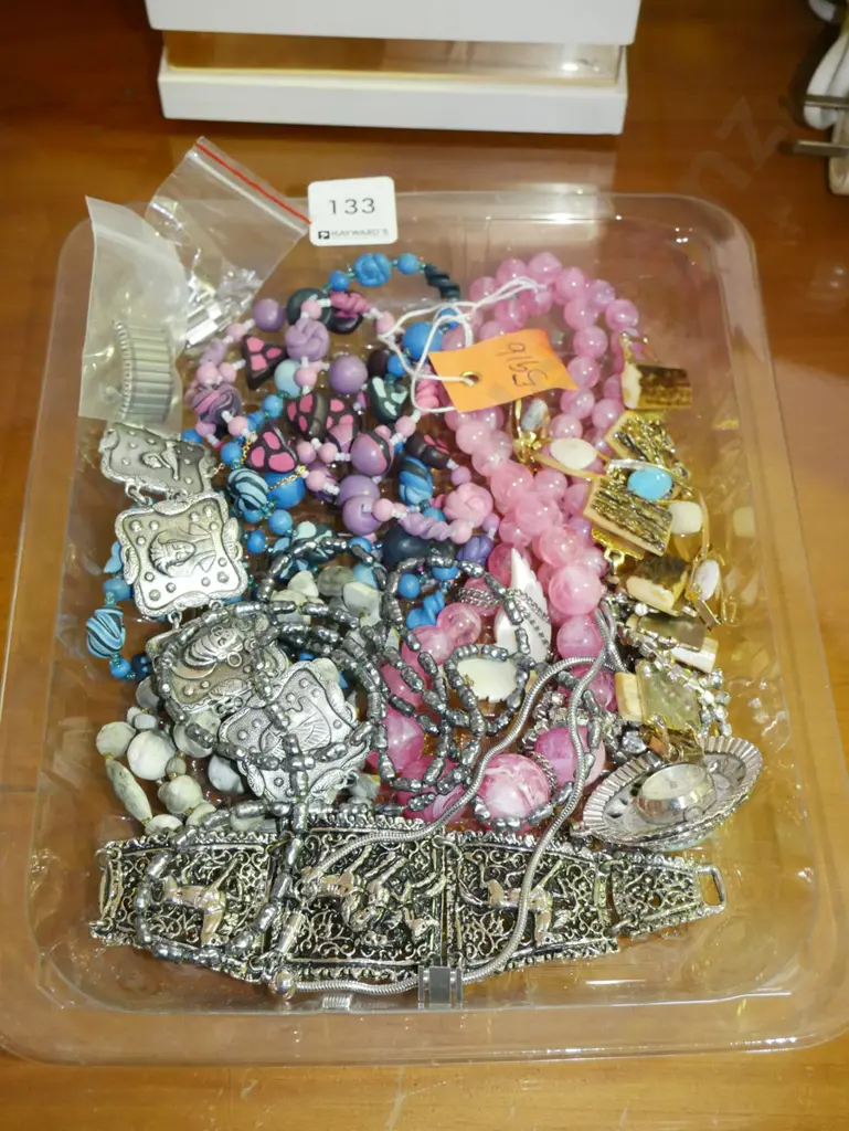 plastic tray of costume jewellery Image 1++