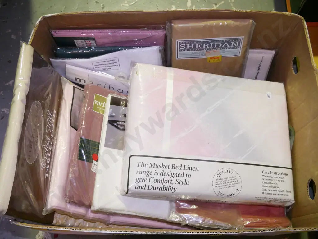 box; tablecloths, bed linen etc Image 1++