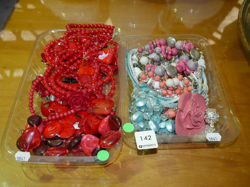 2x trays of costume jewellery - green dots Image 1++