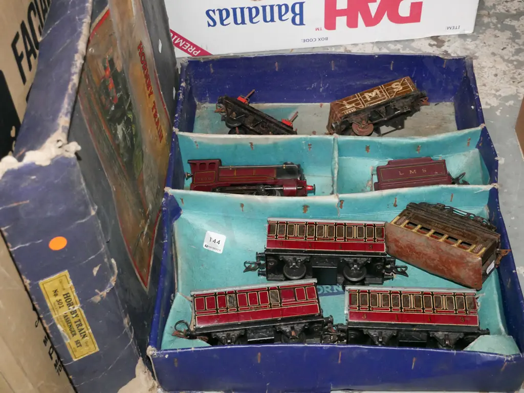 vintage Hornby train set with a box of locomotive and rolling stock, box of tracks - orange dots Image 1++