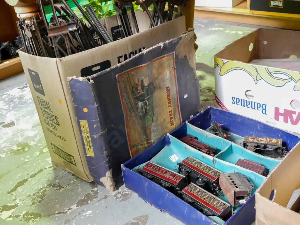 vintage Hornby train set with a box of locomotive and rolling stock, box of tracks - orange dots Image 1++