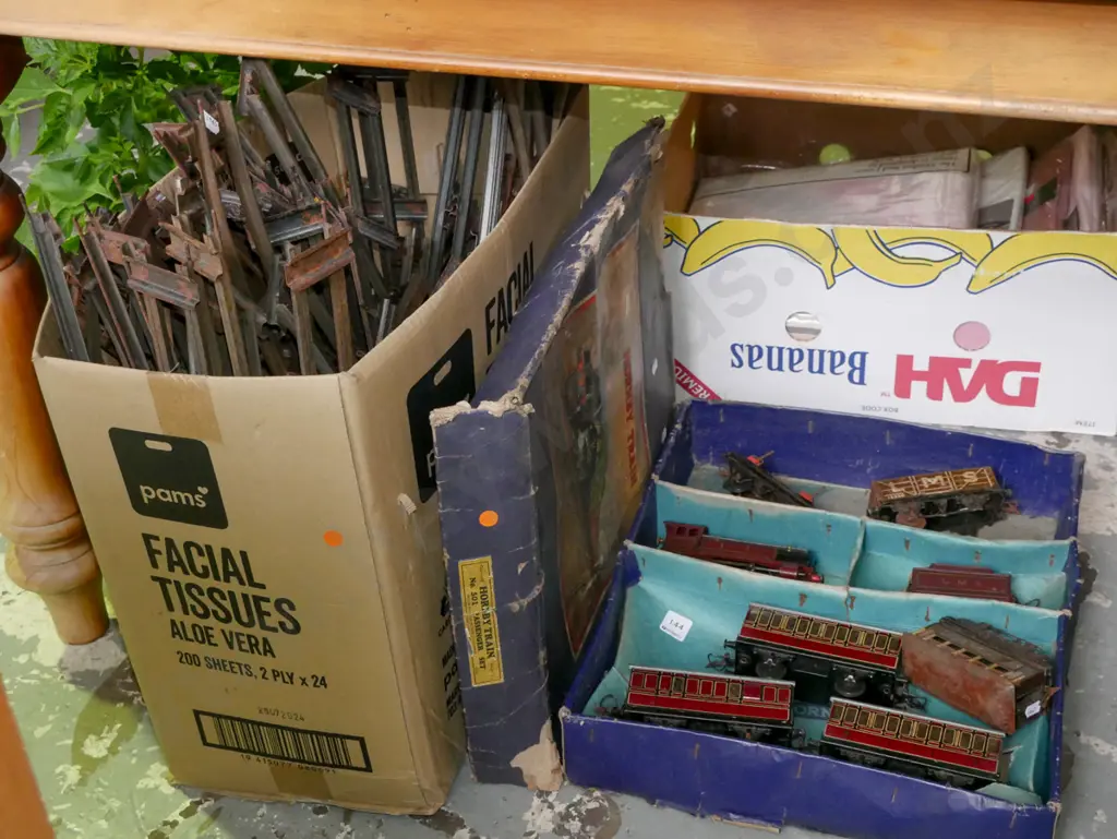 vintage Hornby train set with a box of locomotive and rolling stock, box of tracks - orange dots Image 1++