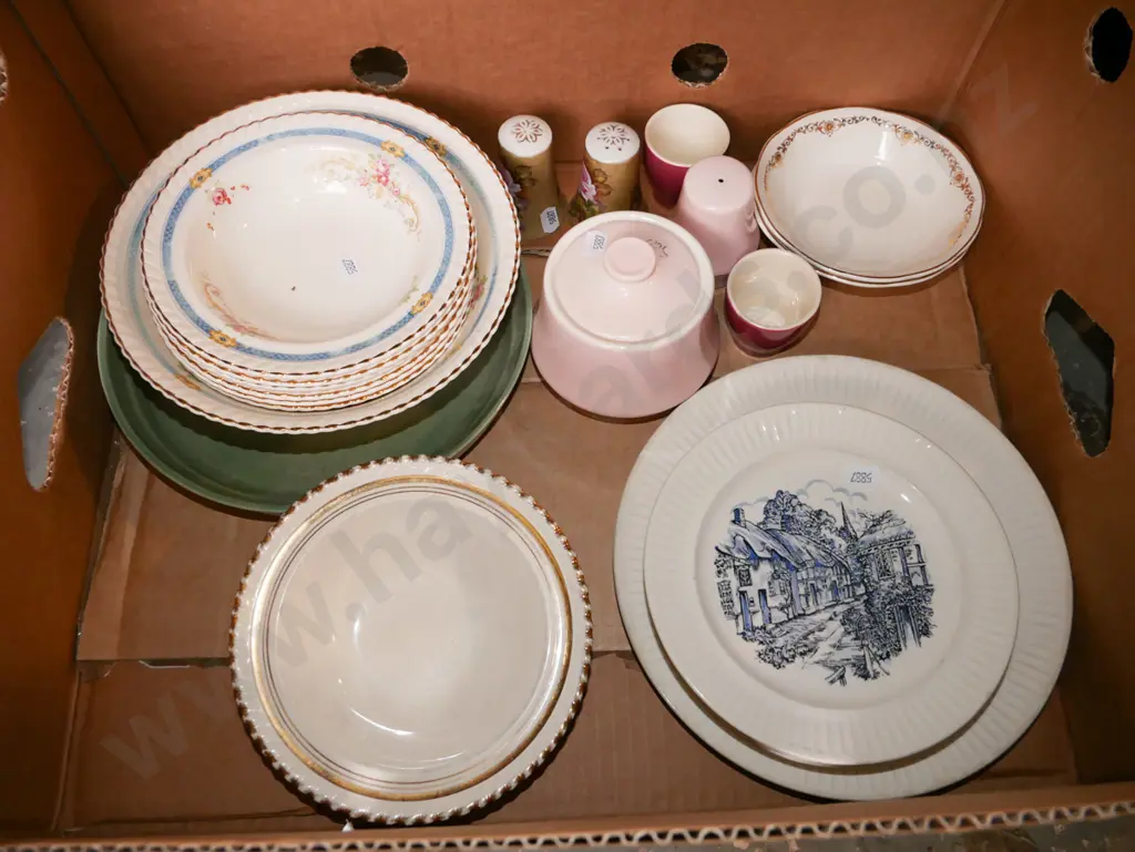 box of china; Crown Lynn plates, egg cups, lidded sugar etc Image 1++
