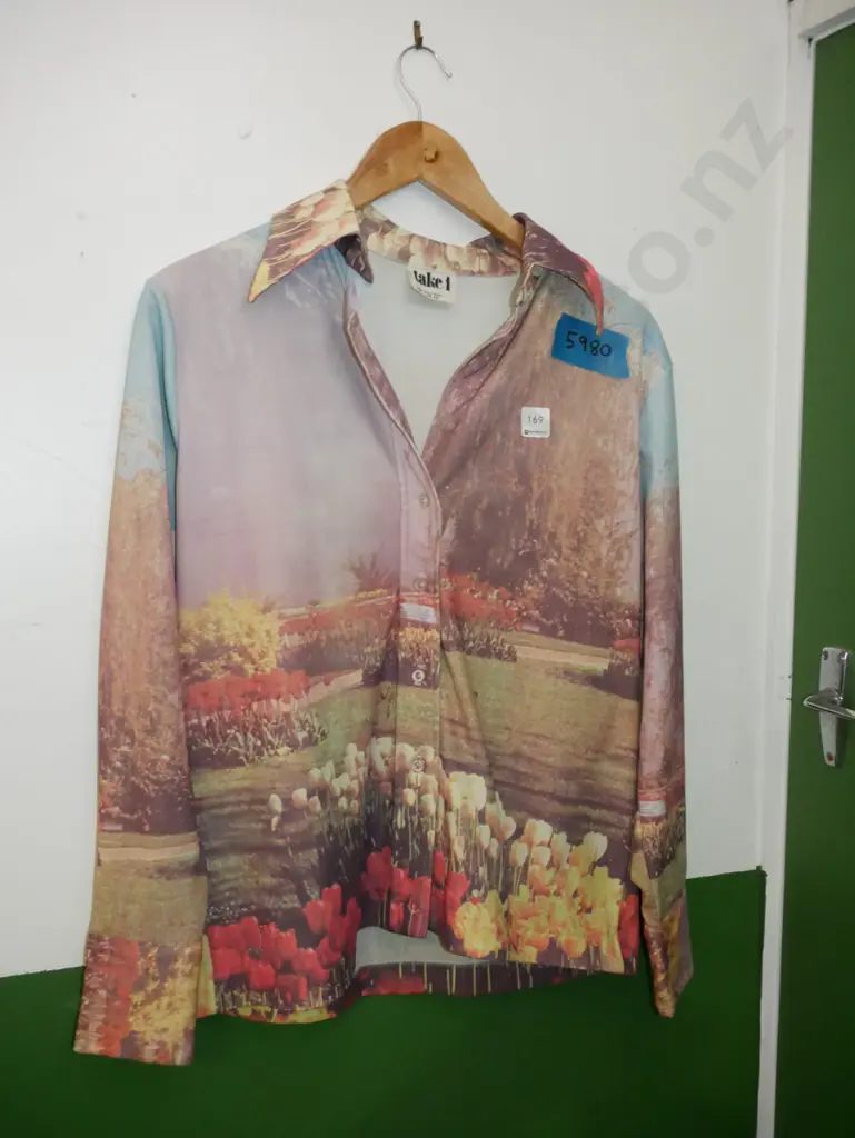 size 16 ladies shirt with tulip print Image 1++