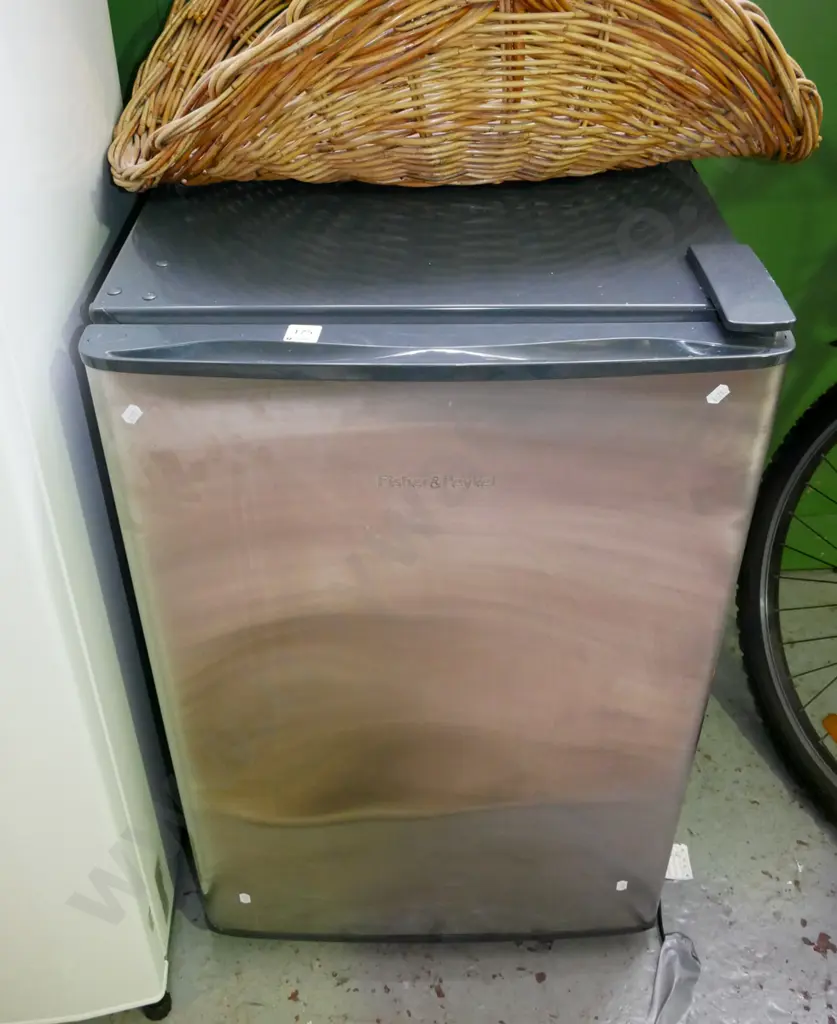 F&P underbench fridge Image 1++
