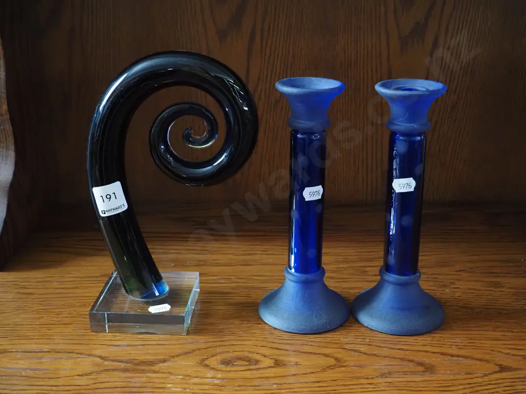 2x art glass candlesticks, art glass fern Image 1++