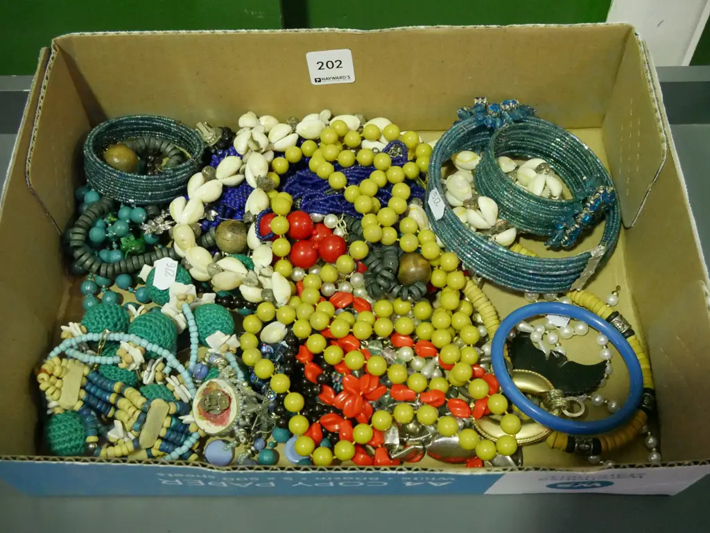 box of costume jewellery Image 1++
