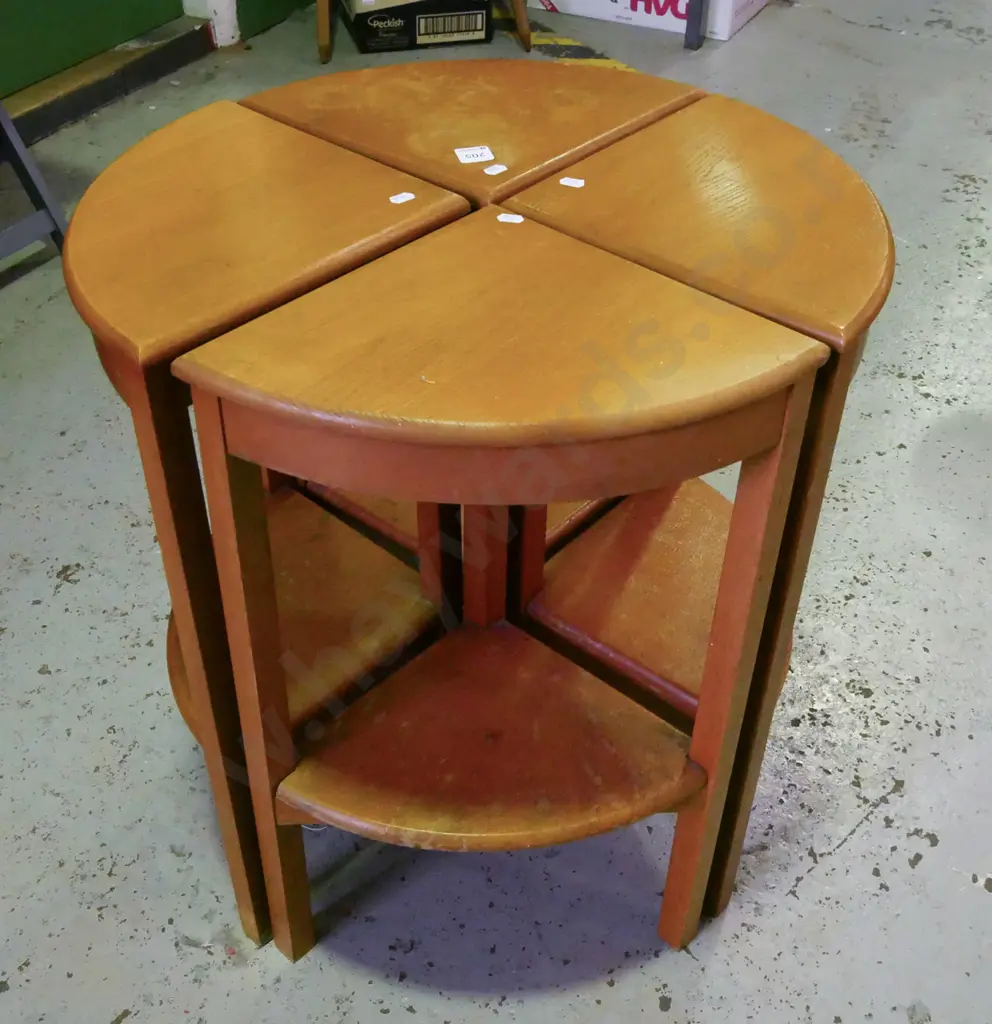 circular oak end table - nest of 4 triangular tables - varnish needs attention H-610 Diam-550 Image 1++