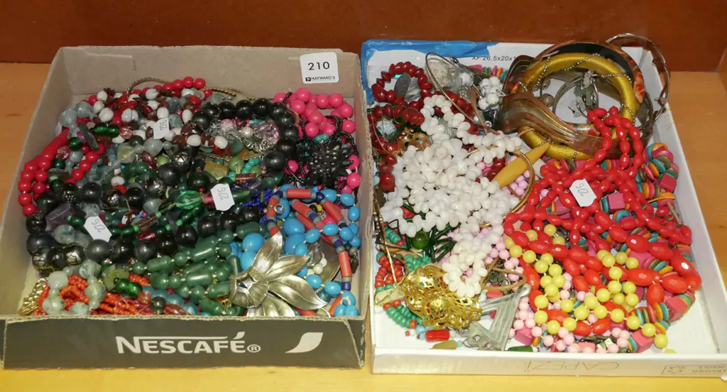 2x trays of costume jewellery Image 1++