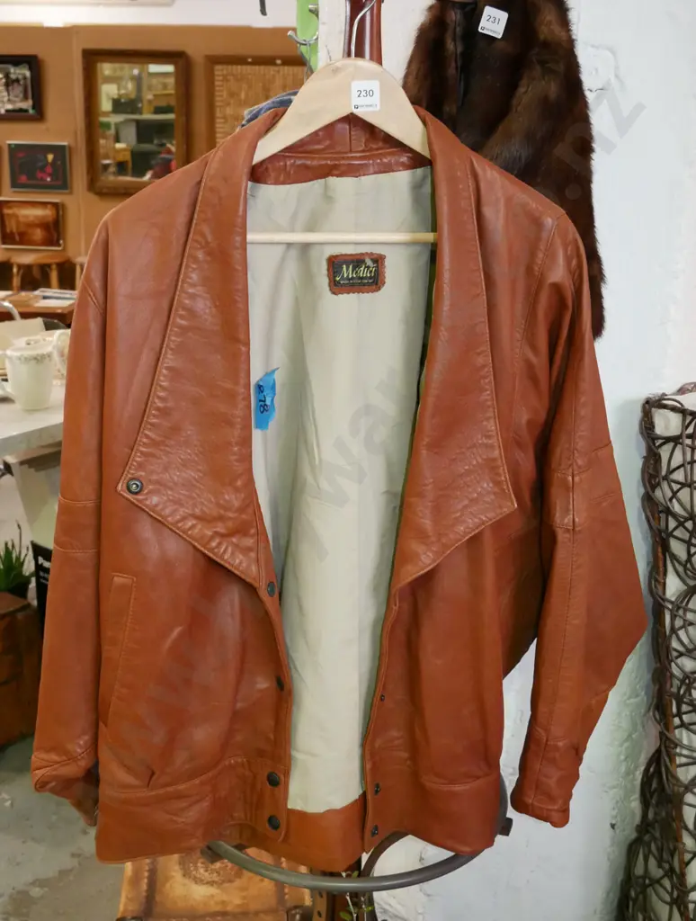 NZ leather ladies jacket - size unknown Image 1++