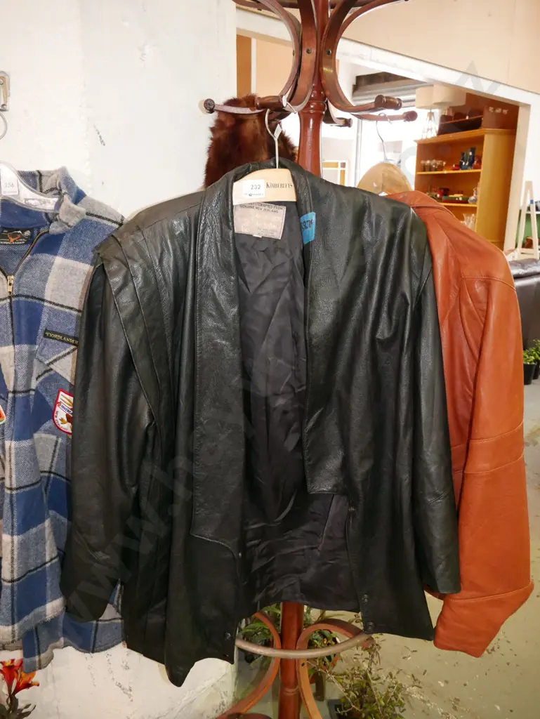 black leather ladies jacket - size unknown Image 1++