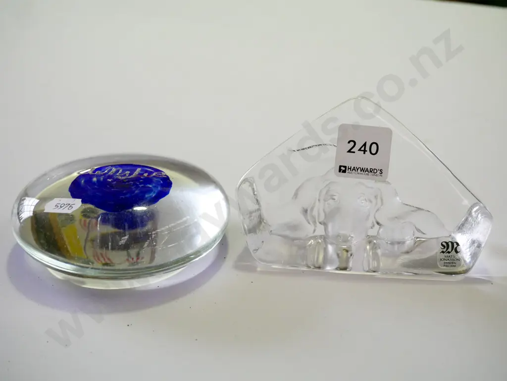 art glass paperweight, ornament Image 1++