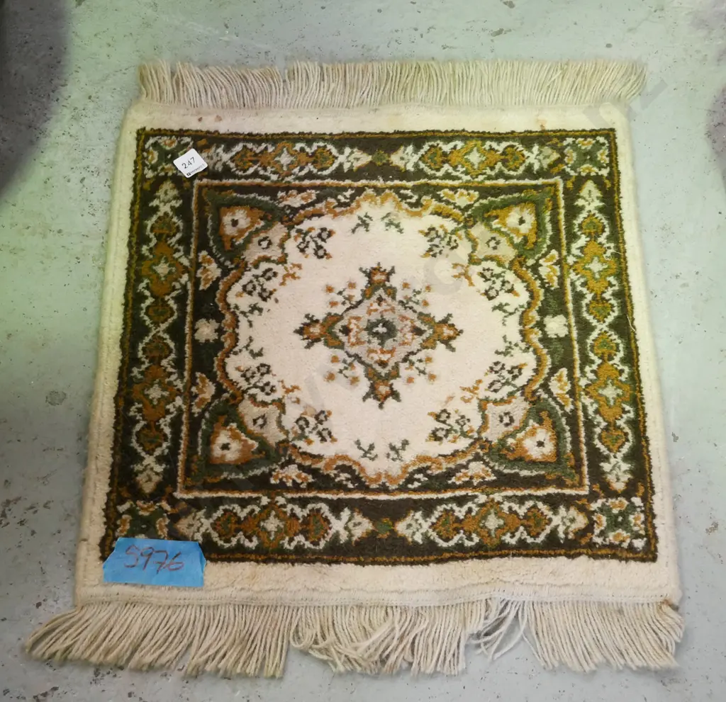 small tufted square woollen floor mat L-510 W-510 Image 1++