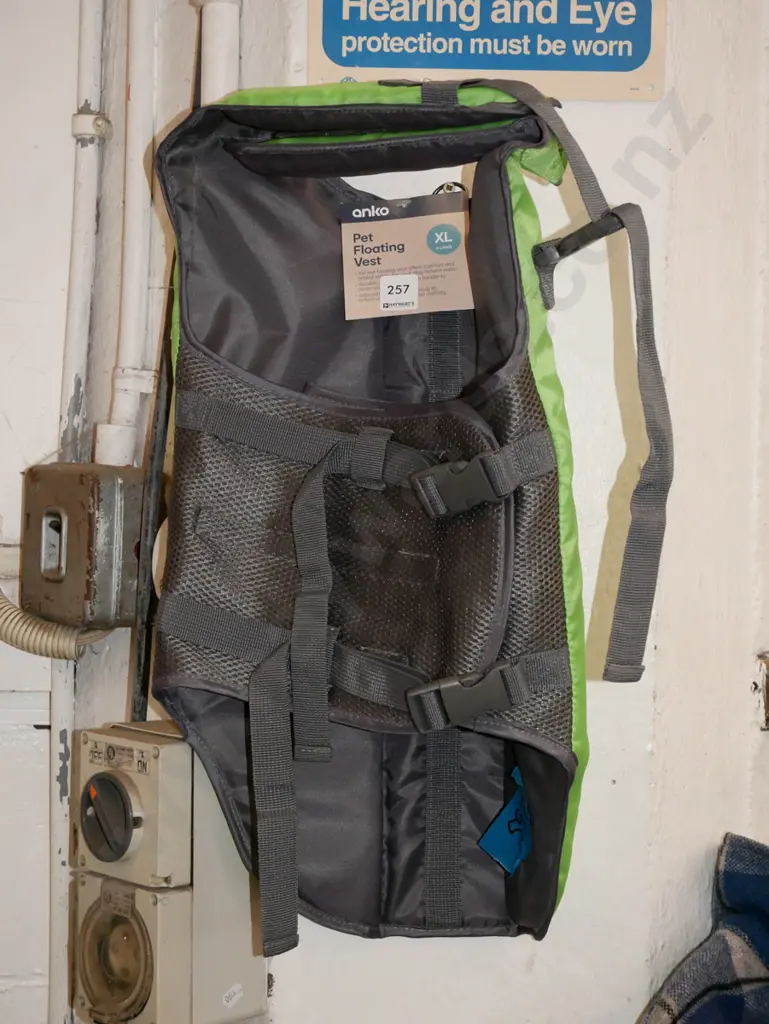 as-new Auko pet floting vest Image 1++