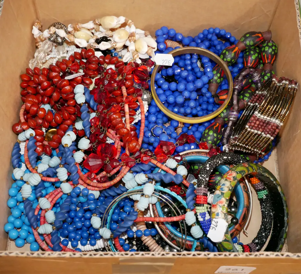 small box of costume jewellery Image 1++