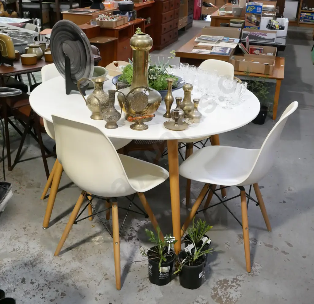 circular melteca dining table with 4 matching wood and plastic chairs H-750 W-1170  Image 1++