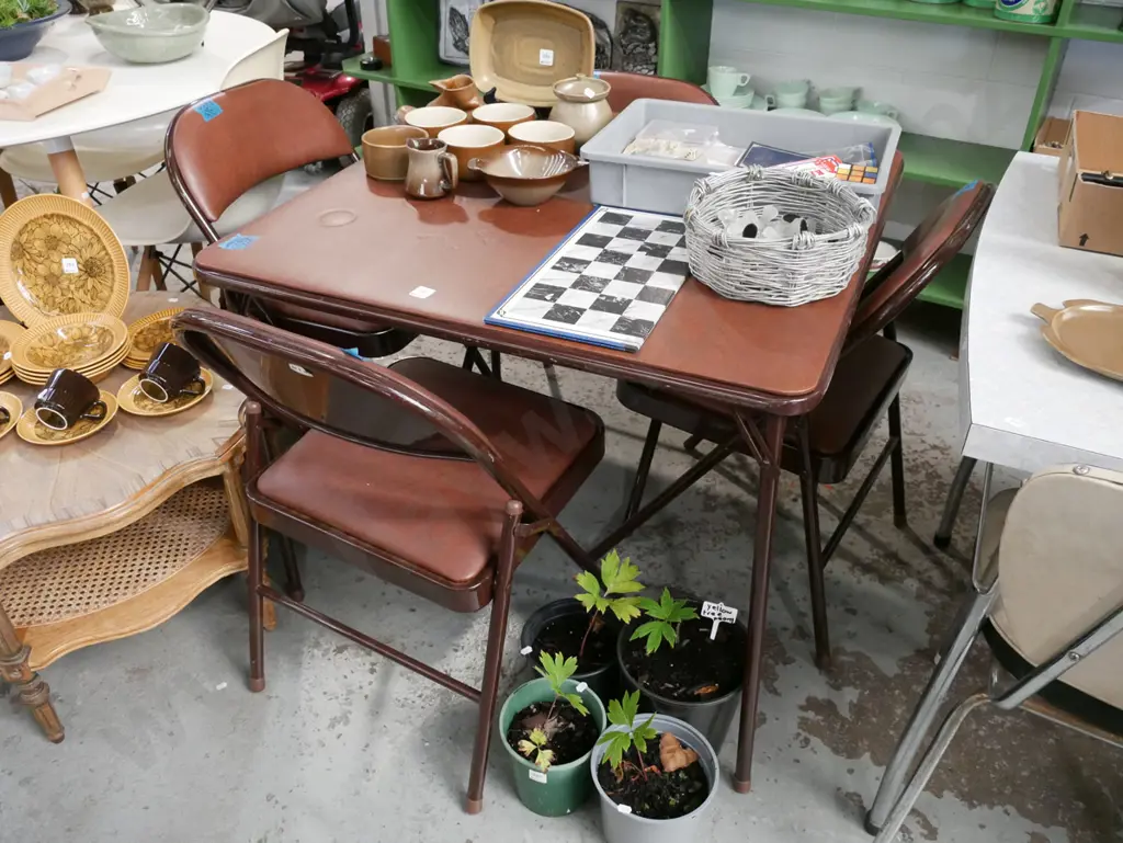 bown vinyl card table with 4 matching chairs Image 1++