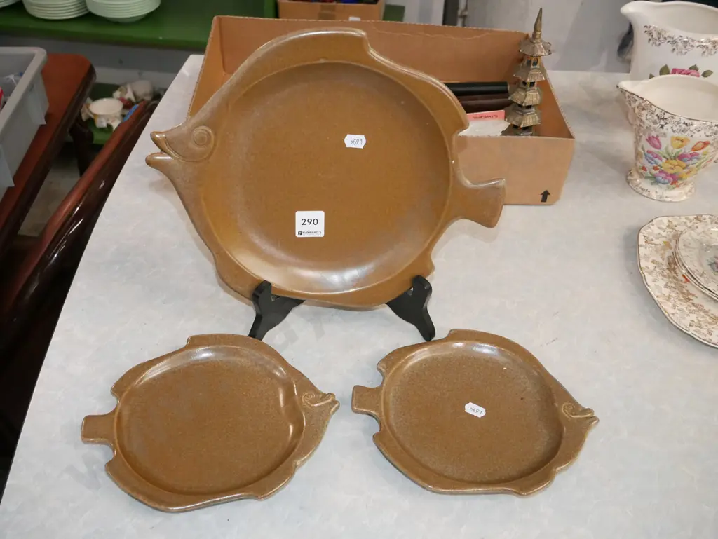 3x Temuka Pottery  fish plates Image 1++