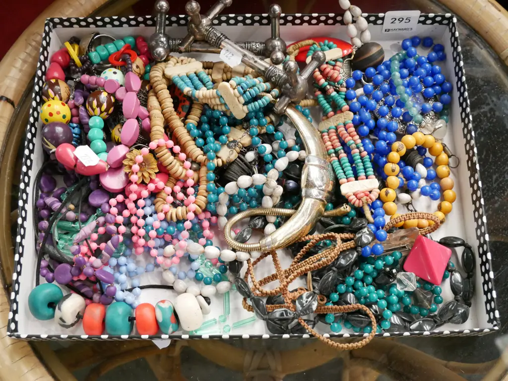 box of costume jewellery Image 1++