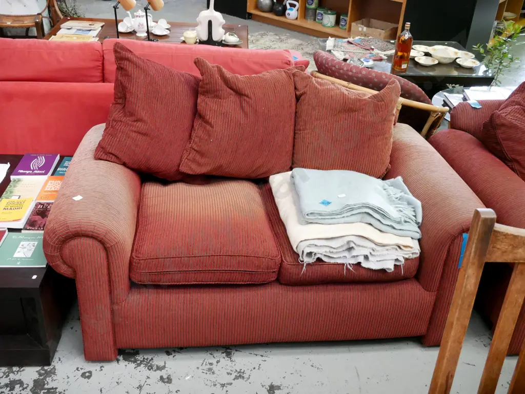 striped rolled arm 2 seater settee with 3 matching cushions - red striped - significant fading Image 1++