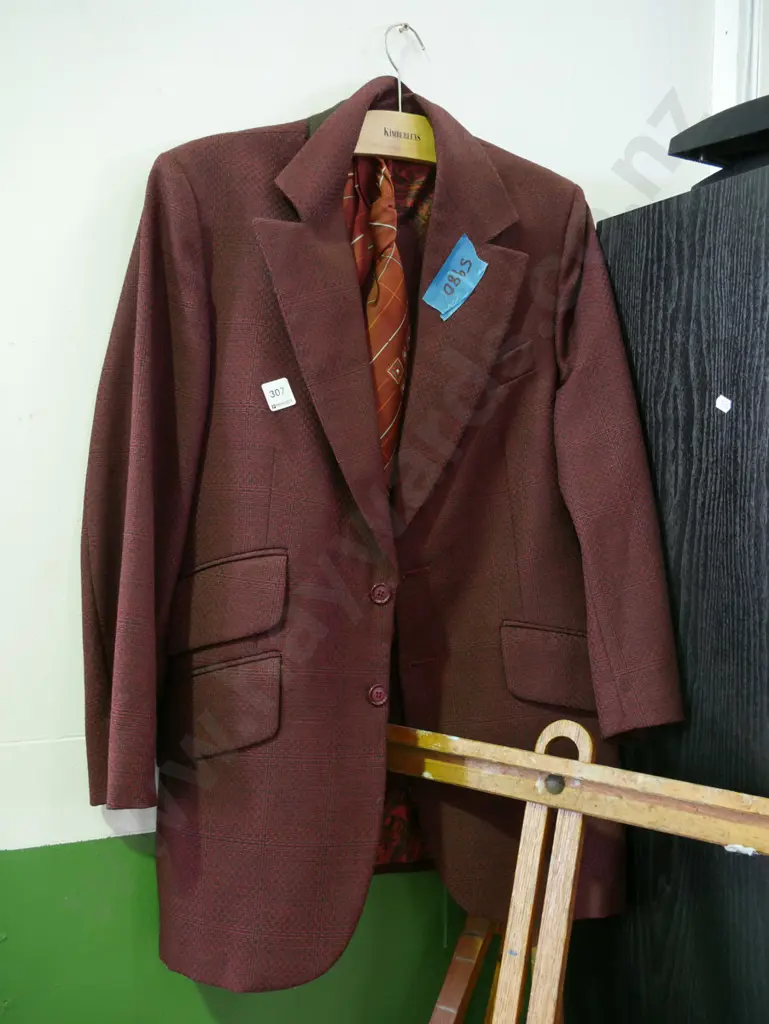 gents burgundy suit and tie Image 1++