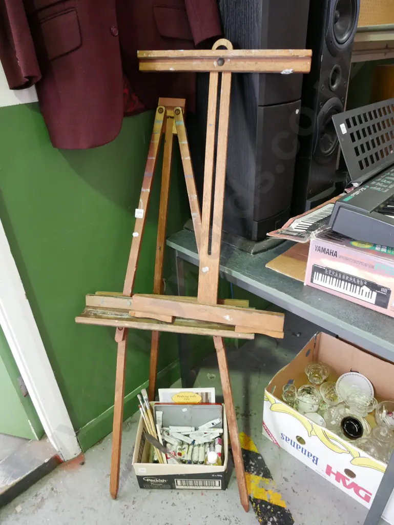 vintage wooden easel Image 1++