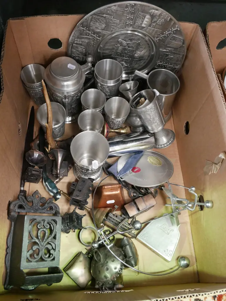 box; pewter tankards, plates, novelty pencil sharpeners etc Image 1++