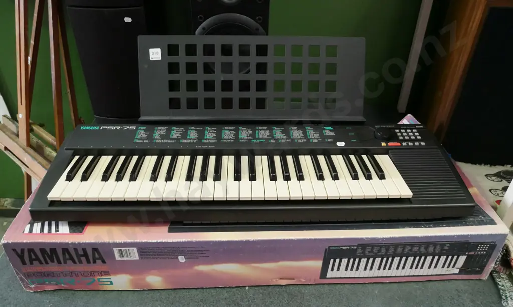 Yamaha PSR-75 keyboard (stand in box) Image 1++