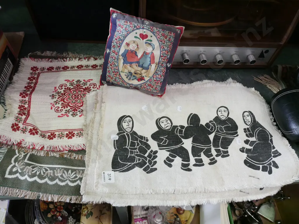 woven placemats, small cushion Image 1++